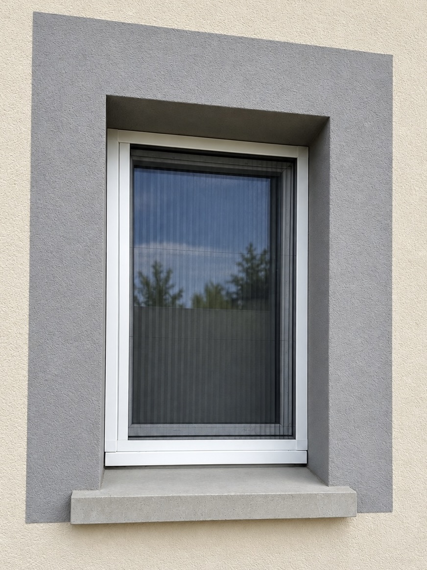 Moustiquaire à cadre fixe aluminium sur fenêtre — réalisation Indre-et-Loire Moustiquaire