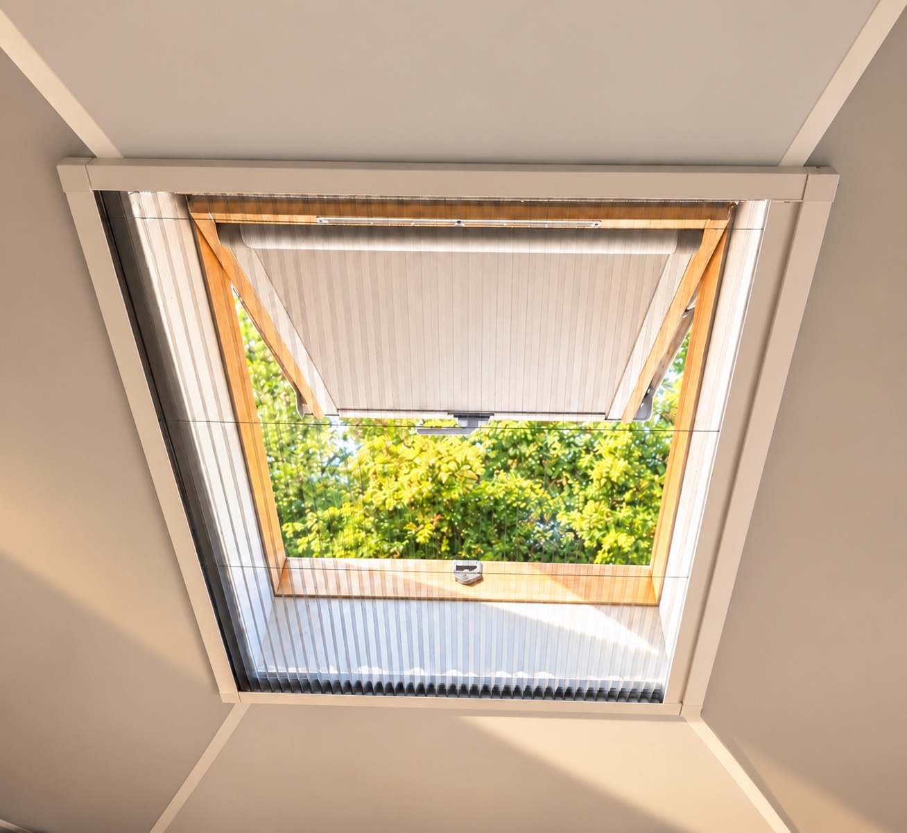Moustiquaire plissée pour fenêtre de toit Velux — réalisation Indre-et-Loire Moustiquaire